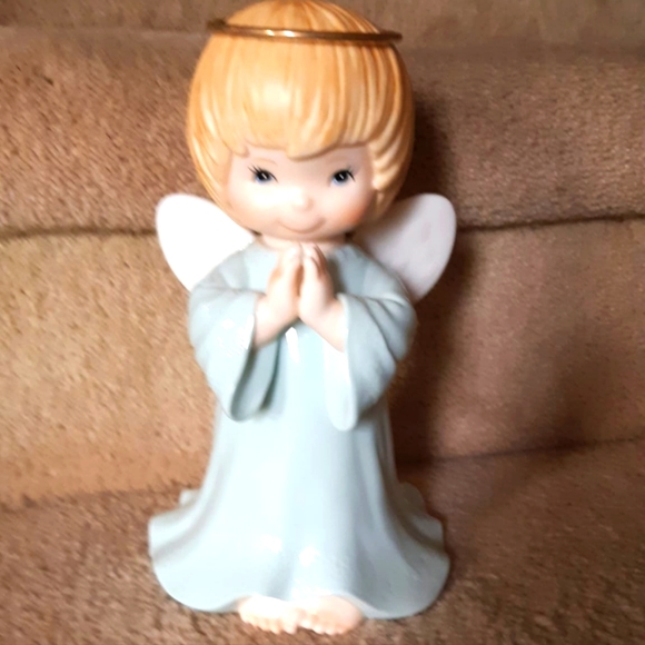 NIB Classic Treasures Porcelain Collectable Praying Angel Figurine - Picture 5 of 5